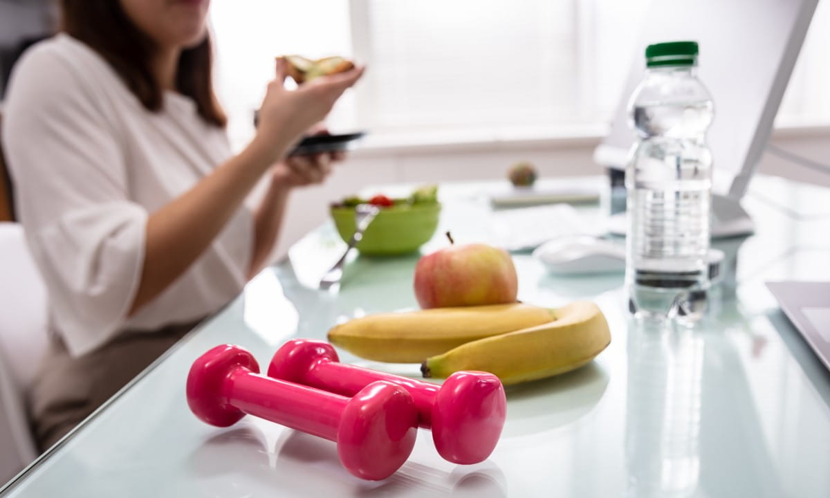 Woman eating healthy lunch